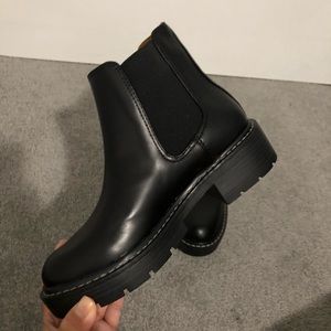 PULL&BEAR CHELSEA BOOTS (BRAND NEW)